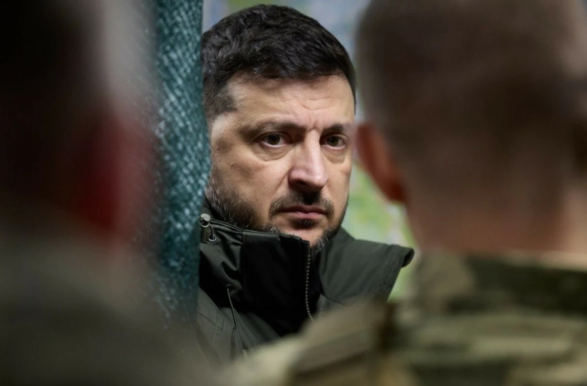 Prezydent Ukrainy Wołodymyr Zełenski poinformował o rosyjskich próbach nawiązania bezpośrednich porozumień gospodarczych ze Stanami Zjednoczonymi z pominięciem Kijowa. Według danych ukraińskiego wywiadu Moskwa miała przedstawić Waszyngtonowi propozycje warte nawet 12 bilionów dolarów. W tle pojawiają się także amerykańskie naciski na szybkie zakończenie wojny. Wskazano termin.