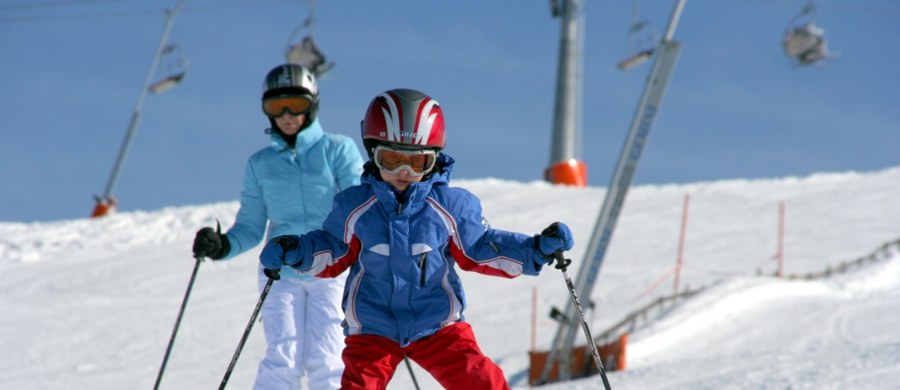 Ostrzeżenia przed silnym mrozem na wschodzie Polski i przed marznącymi opadami w większości regionów wydał Instytut Meteorologii i Gospodarki Wodnej na poniedziałek, wtorek, środę i czwartek. Nadchodzący tydzień przyniesie jednak dynamiczną i zróżnicowaną pogodę. Będą zarówno okresy ocieplenia, jak i siarczystego mrozu, szczególnie na północnym wschodzie kraju. Jakiej pogody w tym tygodniu w zimowej stolicy Polski mogą spodziewać się ci, którzy są na półmetku ferii, czyli uczniowie m.in. z województwa dolnośląskiego, łódzkiego czy zachodniopomorskiego?
