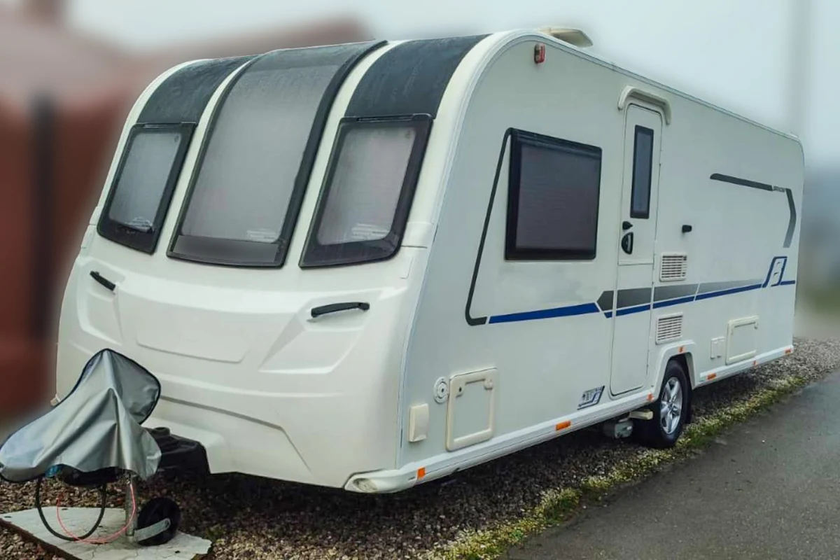 Funkcjonariusze Centralnego Biura Śledczego Policji z Opola, wspierani przez bieszczadzkich strażników granicznych, przejęli 37 skradzionych przyczep kempingowych. Zorganizowana grupa przestępcza sprowadzała pojazdy z Wielkiej Brytanii, zmieniała ich oznaczenia i sprzedawała w Polsce niczego nieświadomym klientom. Wartość odzyskanych przyczep sięga niemal 4 milionów złotych.