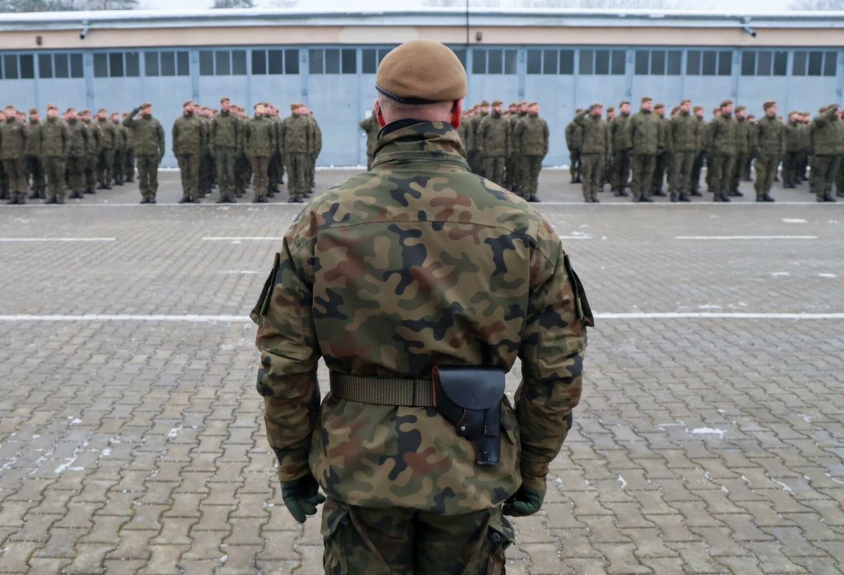 11 lutego 2009 roku w życie weszła ustawa nowelizująca przepisy o powszechnym obowiązku obrony Rzeczypospolitej Polskiej. W sensie praktycznym zawieszono obowiązkową zasadniczą służbę wojskową i wprowadzono w jej miejsce armię zawodową. Należy pamiętać jednak o tym, że obowiązkowa powszechna służba wojskowa została zawieszona, a nie zlikwidowana. Decyzja o ewentualnym powrocie poboru zależy od sytuacji geopolitycznej i decyzji polskiego rządu. Czy obowiązkowa służba powinna powrócić?