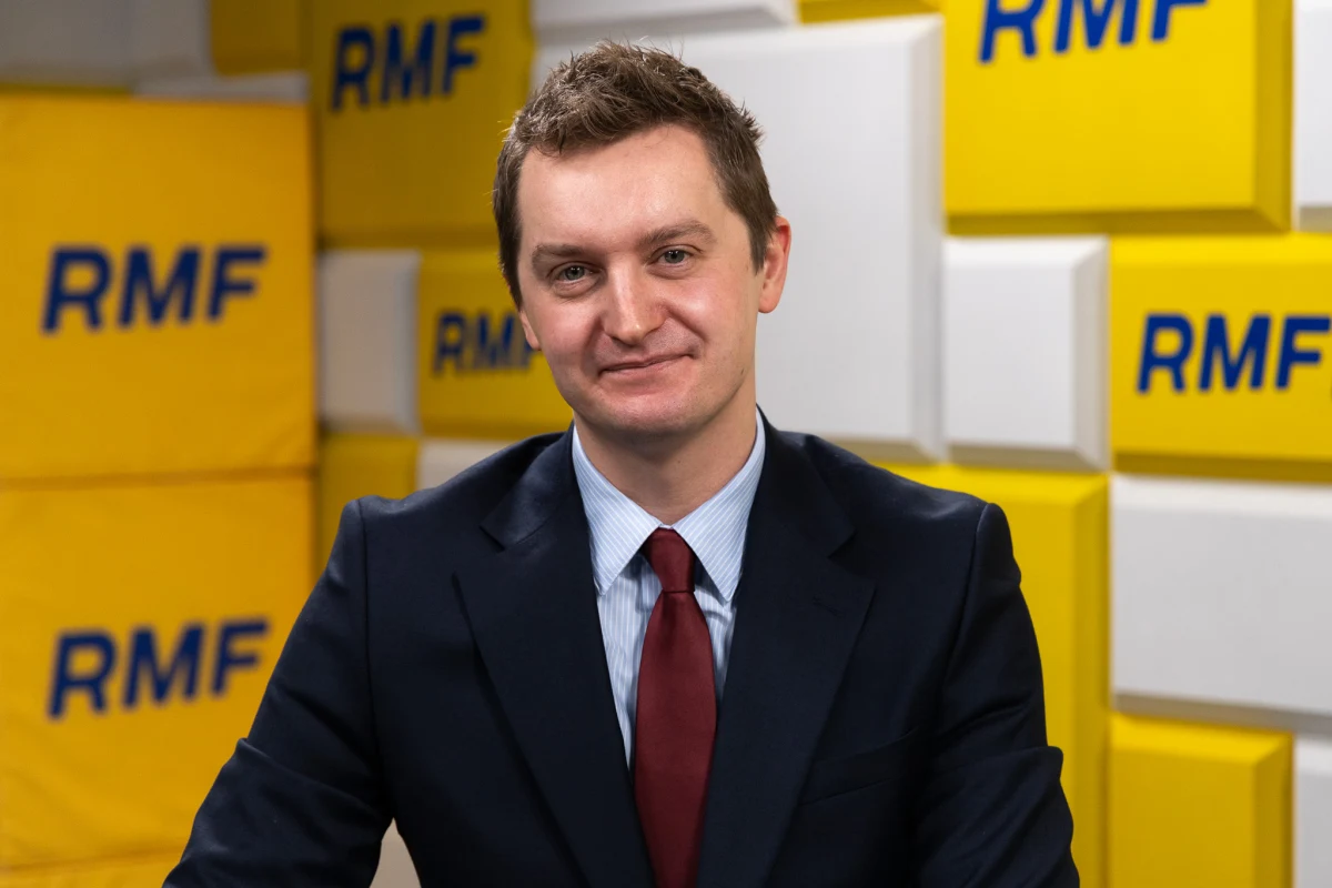 "Nie chcę takiej koalicji" - powiedział o ewentualnej współpracy PiS-u z Konfederacją Korony Polskiej w Porannej rozmowie w RMF FM Sebastian Kaleta. "Z tego powodu, że znajdują się tam ludzie, którzy mają jawnie prorosyjskie poglądy, ośmieszają wiele idei prawicowych i konserwatywnych, czym sprzyjają de facto Donaldowi Tuskowi" - tłumaczył. Podkreśłił jednak, że żadna legalnie działająca partia nie powinna zostać otoczona kordonem sanitarnym. 
