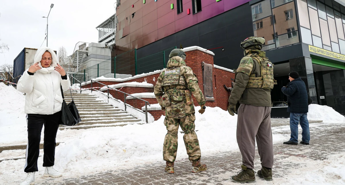 Setki mieszkańców rosyjskiego Biełgorodu muszą opuścić swoje domy po serii ukraińskich ataków na lokalną infrastrukturę energetyczną. Decyzję o ewakuacji podjęto w obliczu nadchodzących mrozów i przedłużających się przerw w dostawach ciepła.