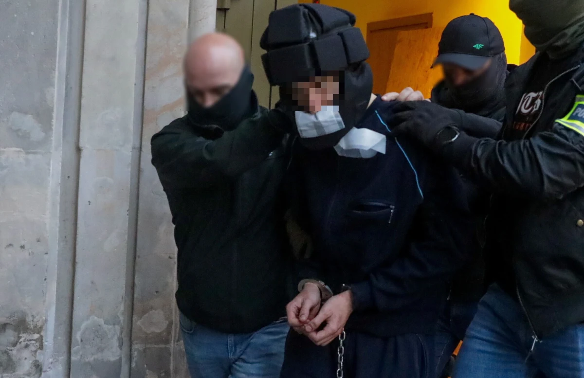 Sprawca brutalnego morderstwa na terenie kampusu Uniwersytetu Warszawskiego nie stanie przed sądem - dowiedział się dziennikarz RMF FM Michał Dobrołowicz. Chodzi o 22-letniego Mieszka R., który w maju 2025 r. zabił siekierą portierkę uczelni i sprofanował jej zwłoki. Jak ustalił nasz reporter, po wielu miesiącach badań biegli psychiatrzy uznali mężczyznę za niepoczytalnego.