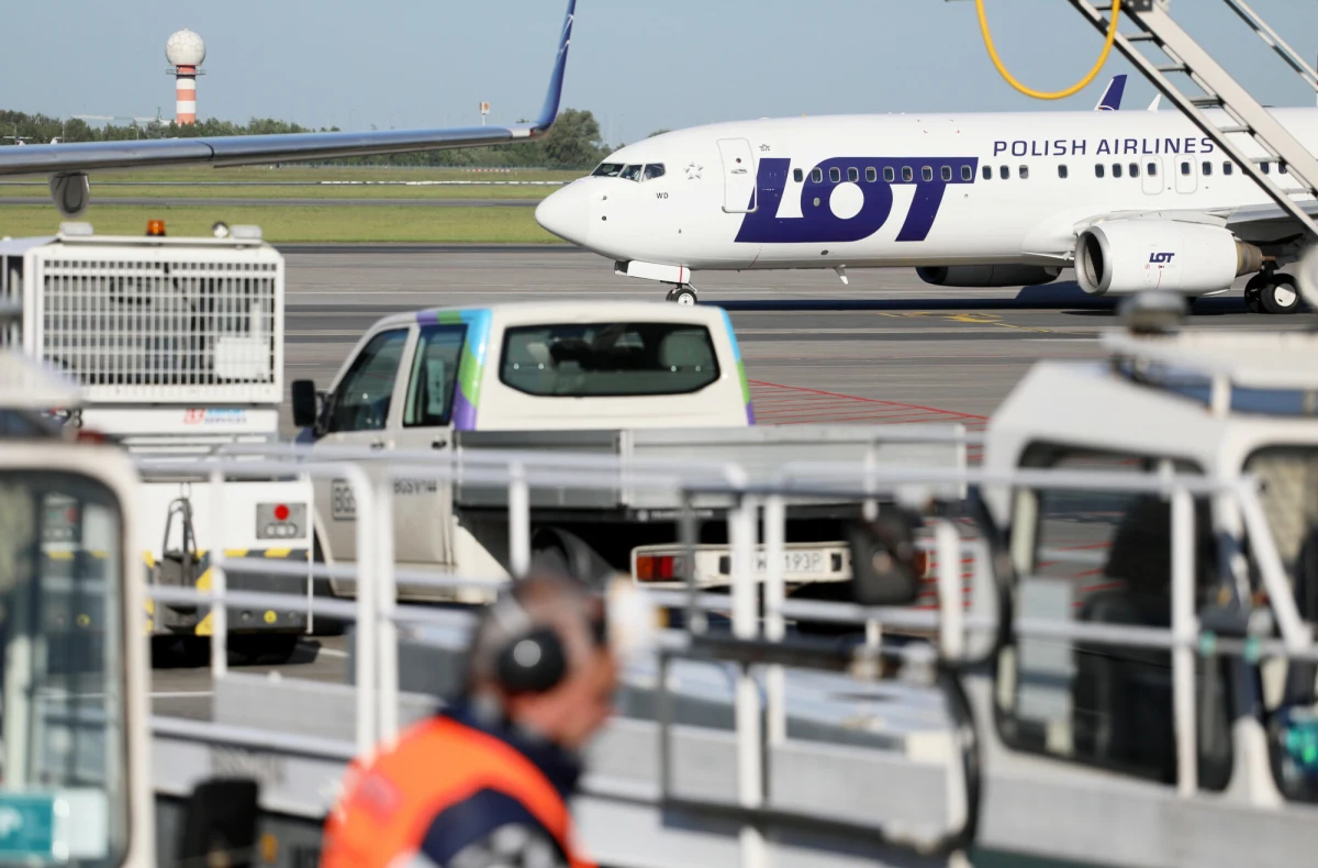 ​Prokuratura Rejonowa w Trzebnicy postawiła zarzuty podejrzanemu o kradzież samochodów z parkingu wrocławskiego lotniska. 41-letni mieszkaniec powiatu żagańskiego (woj. lubuskie) trafił do aresztu.