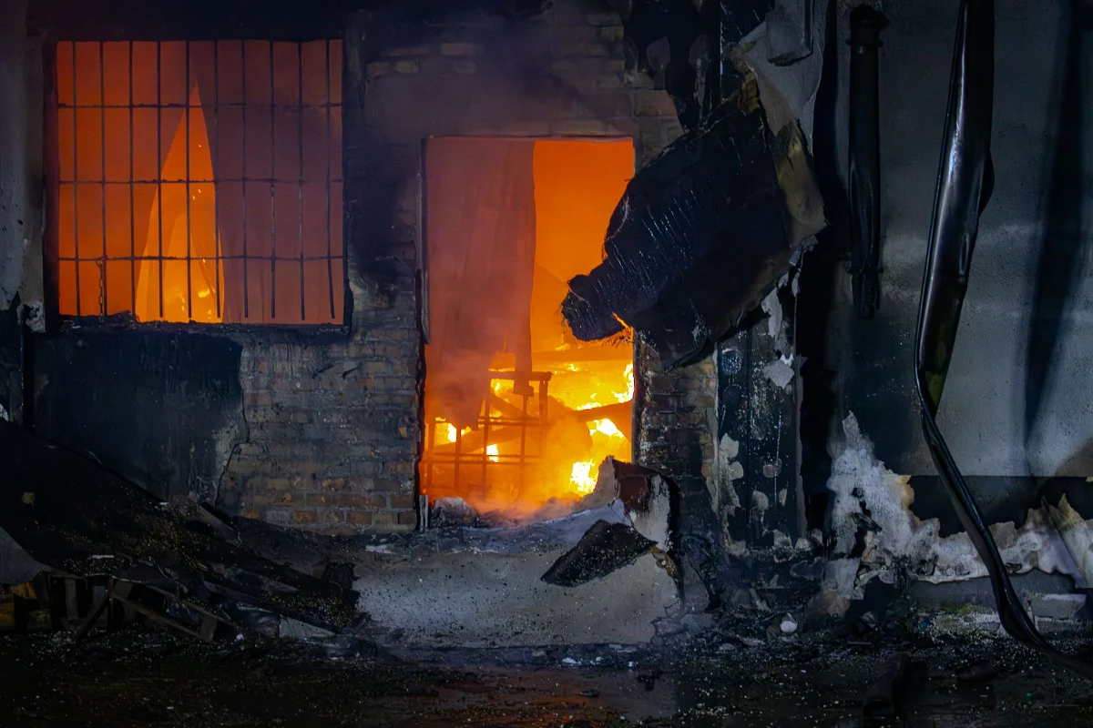 Strażacy dogaszają pożar magazynu zbożowo-paszowego w Cieninie Zabornym k. Słupcy. Niestety, w wyniku pożaru doszło do awarii sieci hydrantowej, co oznacza, że w czterech miejscowościach nie ma wody.