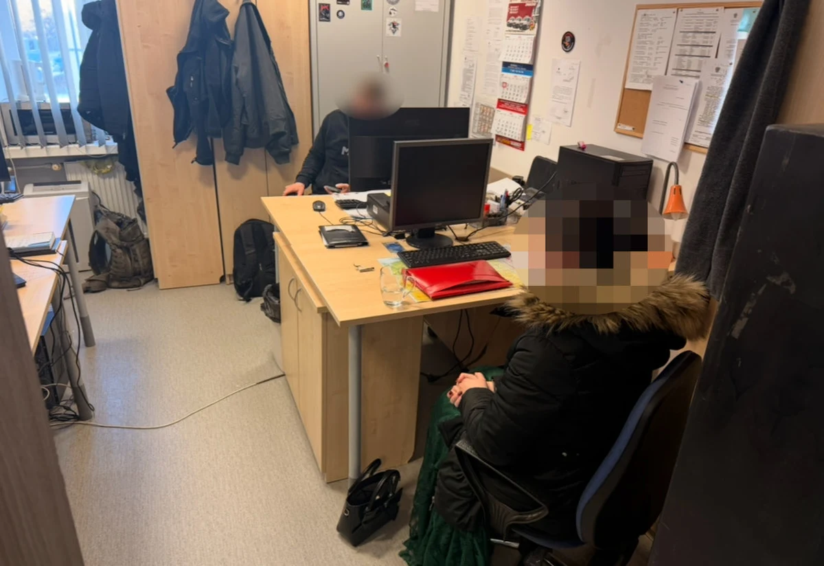 Stołeczna policja zatrzymała 33-letnią farmaceutkę pracującą w jednej z aptek na Mokotowie. Kobieta przez dłuższy czas oszukiwała klientów, pobierając od nich pełną cenę za refundowane leki, a następnie fałszowała dokumentację. Teraz grozi jej nawet 8 lat więzienia.