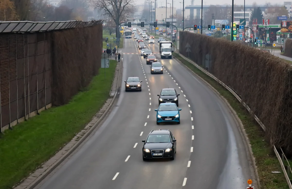 Krakowscy kierowcy muszą przygotować się na kolejne utrudnienia w ruchu. Na fragmencie ulicy Opolskiej konieczna jest awaryjna wymiana asfaltu. Sprawdź szczegóły utrudnień. 