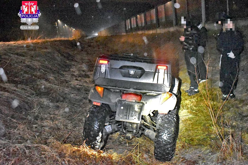 Czterech nastolatków jednym quadem uciekało przed policją. Staranowali radiowóz