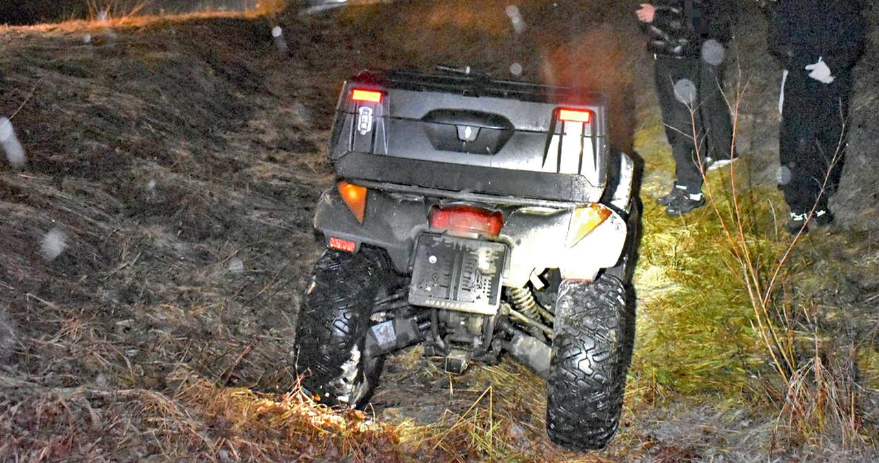 Czterech nastolatków jednym quadem uciekało przed policją. Staranowali radiowóz