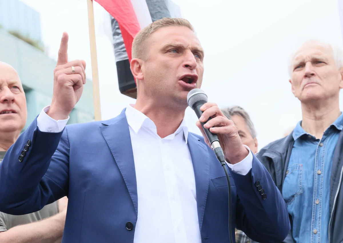 Prokuratura Regionalna w Warszawie poinformowała, że postawiła zarzuty Robertowi Bąkiewiczowi, działaczowi związanemu ze skrajnie prawicowymi i nacjonalistycznymi środowiskami. Chodzi konkretnie o trzy przestępstwa, do których doszło w trakcie publicznego i transmitowanego w mediach wystąpienia podczas zgromadzenia 11 października 2025 roku na Placu Zamkowym w Warszawie. W kontekście m.in. migrantów Bąkiewicz mówił wtedy o "wyrywaniu chwastów", "rzucaniu na ziemię napalmu" i "dobiciu wroga". Choć to, czego dotyczą zarzuty, było transmitowane i jest nagrane, nie przyznał się i odmówił złożenia wyjaśnień.