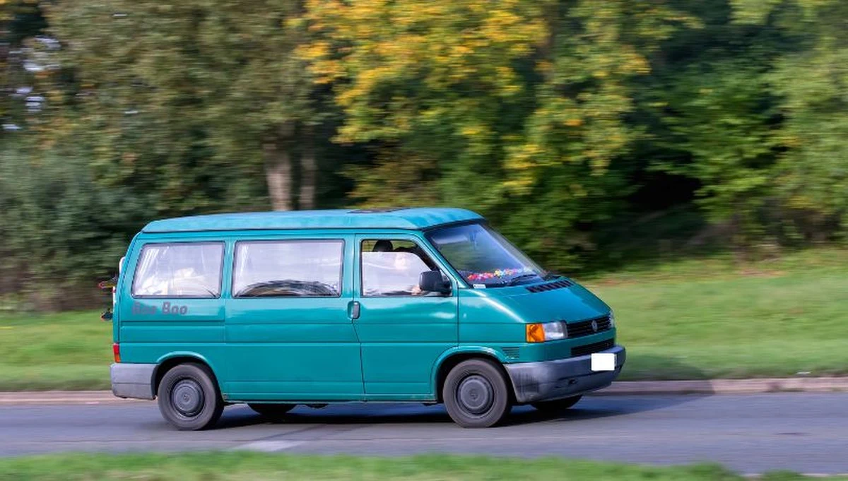 13-letni kierowca bez prawa jazdy i ubezpieczenia został zatrzymany na ruchliwej drodze w okolicach Poole w Wielkiej Brytanii, prowadząc rodzinnego kampera z prędkością 112,7 km/h. Sąd zdecydował o nałożeniu na niego punktów karnych, którymi będzie obciążone jego przyszłe prawo jazdy. Ojciec nałożył na niego dodatkową karę.