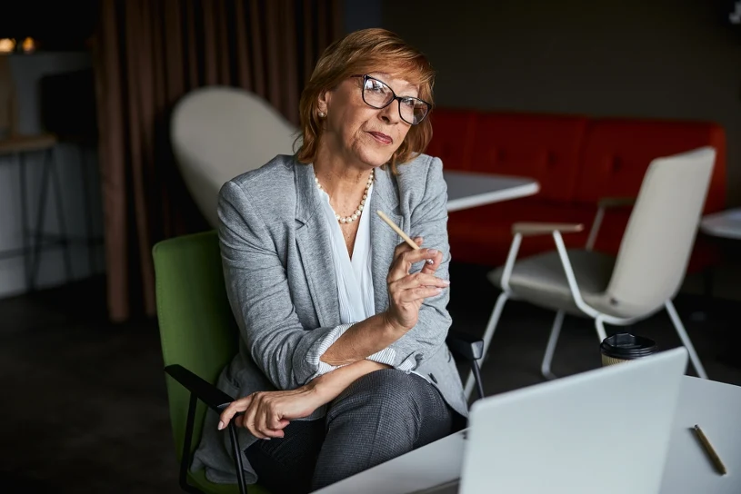 Dojrzały to ryzyko, a młody to potencjał? Szukanie pracy po 50. to wyzwanie