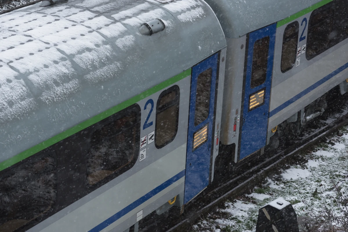 Do groźnego pożaru doszło w poniedziałek przed południem w pociągu Intercity relacji Wrocław–Białystok. Ogień pojawił się na stacji w Koluszkach (Łódzkie). Pracownicy kolei ugasili pożar jeszcze przed przyjazdem strażaków. 200 pasażerów bezpiecznie opuściło skład. Troje kolejarzy trafiło do szpitali. 