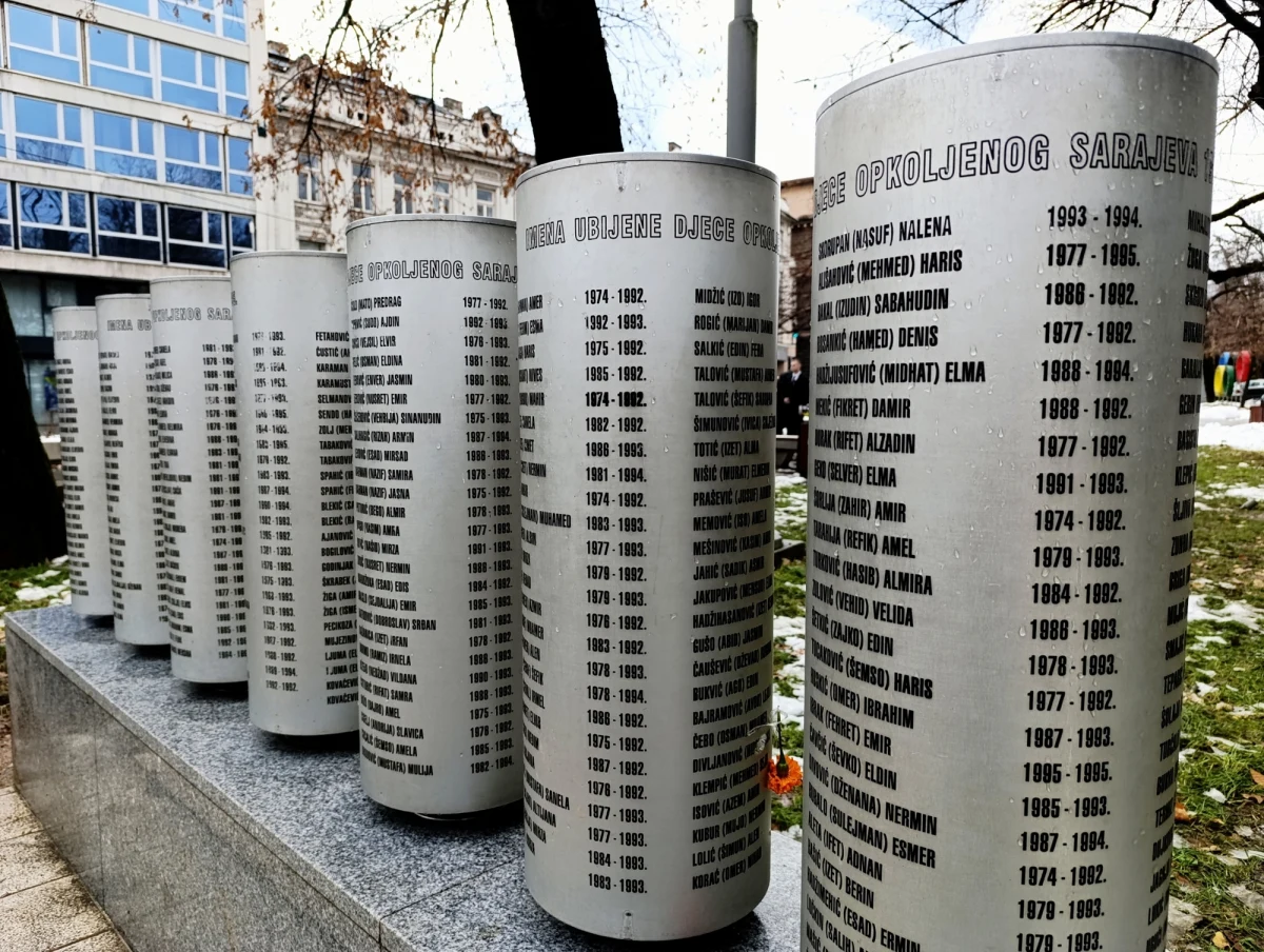 80-letni Włoch, który jest pierwszym podejrzanym w sprawie polowań na ludzi w oblężonym w latach 90. Sarajewie, został dzisiaj przesłuchany w prokuraturze w Mediolanie. Mężczyzna wyparł się wszystkiego - informuje agencja Ansa. Według śledczych to on - jako kierowca - woził do stolicy Bośni i Hercegowiny chętnych na "sarejewskie safari".