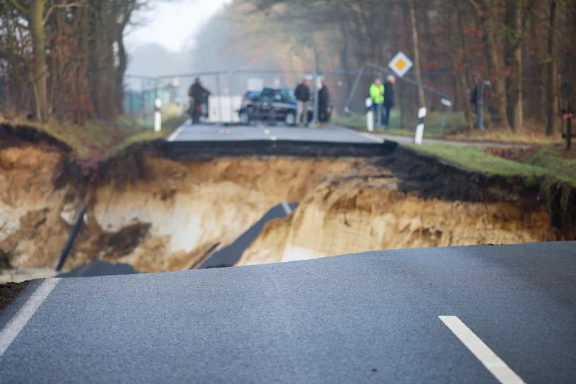 Nagle zniknęło 80 metrów drogi. Zapadła się do wody