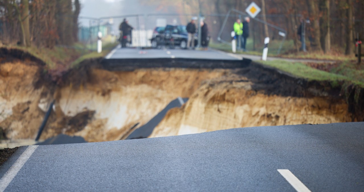 Nagle zniknęło 80 metrów drogi. Zapadła się do wody