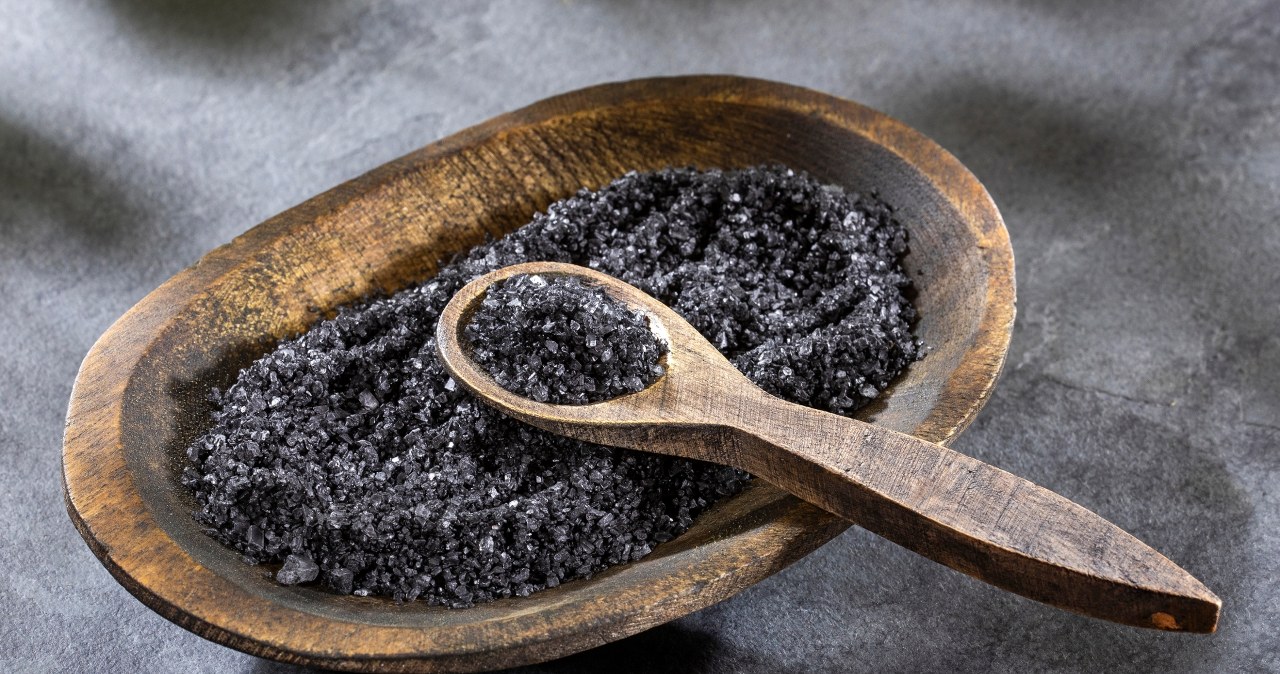 Czarna sól robi karierę w kuchni. Dietetycy zwracają uwagę na jeden szczegół