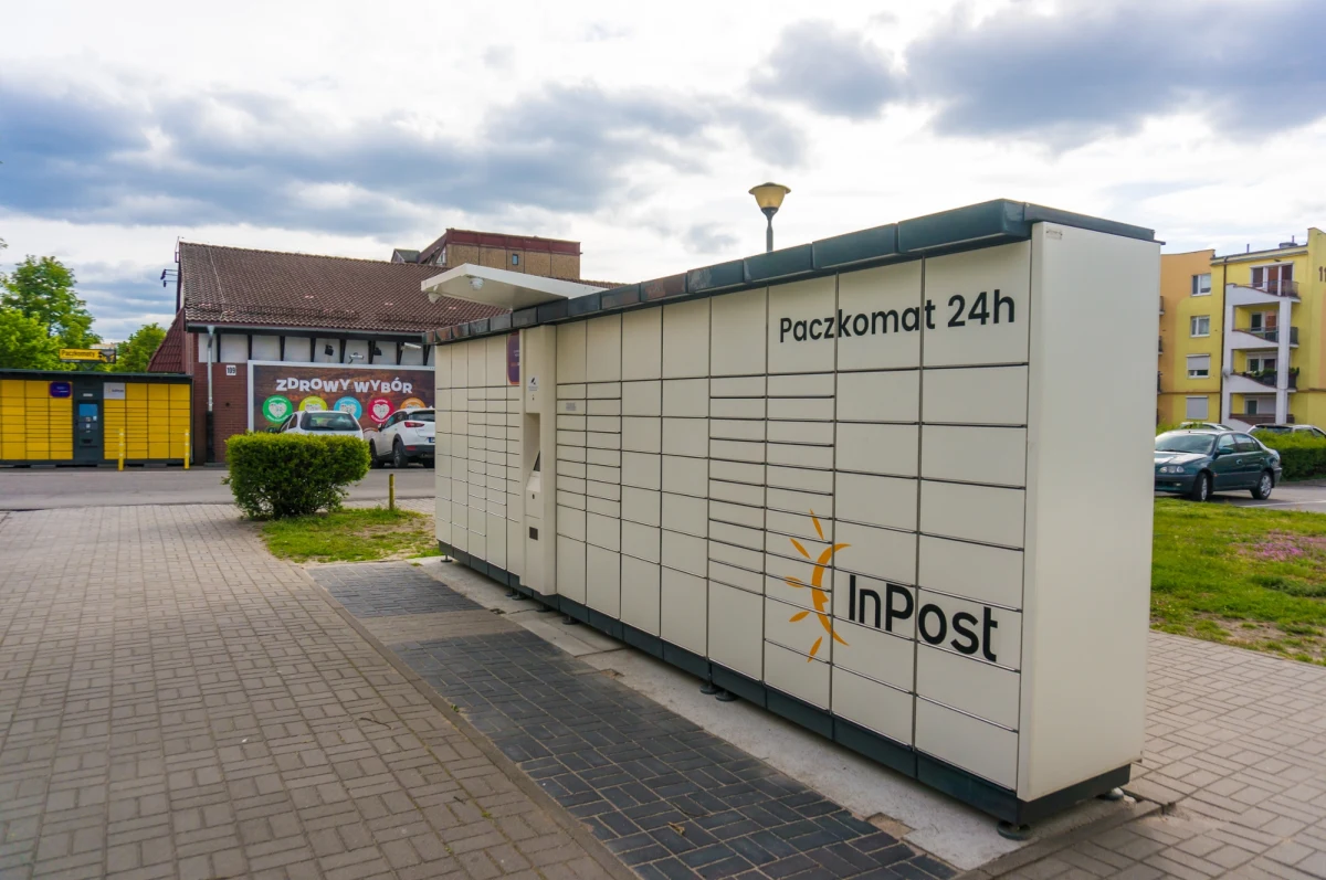 "Jeśli Amerykanie inwestują w nas tak potężne pieniądze, to znaczy, że już nie jesteśmy gospodarką na dorobku, tylko gospodarką, w której wytwarza się realna wartość. Można się spodziewać, że wraz z przejęciem wpłynie do nas dodatkowy kapitał menedżerski. Firma będzie jeszcze lepiej zarządzana" - tak informacje o sprzedaży Grupy InPost skomentował w Radiu RMF24 Sebastian Stodolak, publicysta ekonomiczny i wiceprezes Warsaw Enterprise Institute. W rozmowie z Michałem Zielińskim wyjaśnił, w czyje dokładnie ręce trafi perełka polskiego biznesu i jaka będzie przyszłość właściciela firmy. Transakcja, której wartość całkowita wyceniana jest na 7,8 miliarda euro, ma zostać sfinalizowana w drugiej połowie 2026 roku.