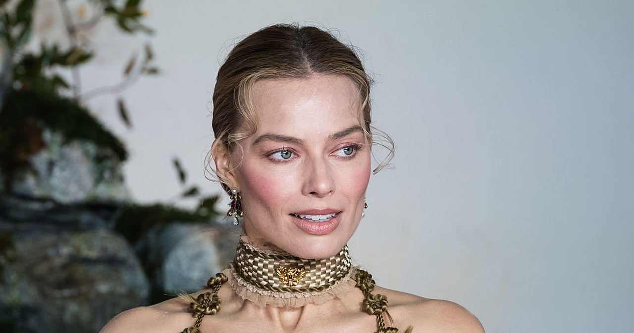 Najpierw Kim Kardashian, teraz Margot Robbie. Wraca trend z lat 2000