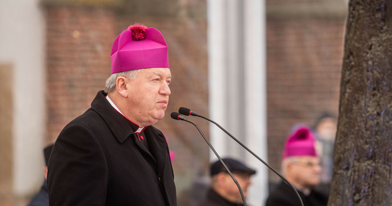 Dolnośląskie. Oszuści wyłudzają pieniądze, podszywają się pod arcybiskupa