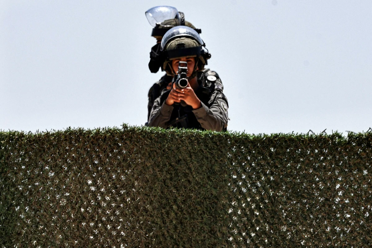 Gabinet bezpieczeństwa Izraela zatwierdził nowe regulacje, które znacząco rozszerzają uprawnienia izraelskich władz na okupowanym Zachodnim Brzegu Jordanu. Decyzje te ułatwiają żydowskim osadnikom zakup ziemi na tym terytorium i pozwalają izraelskiemu wojsku oraz instytucjom cywilnym na interwencje w obszarach dotychczas podlegających Autonomii Palestyńskiej. Oznacza to de facto unieważnienie kluczowych zapisów porozumień z Oslo z 1993 roku – informuje dziennik "Haarec".