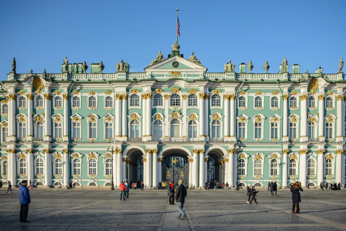 Dyrektor rosyjskiego Ermitażu, rosyjski bokser, archeolog oraz  piosenkarz pop - znaleźli się na "czarnej liście", która ma być częścią 20. pakietu sankcji wobec Rosji. Pakiet ma być przyjęty do 24 lutego, czyli przed 4. rocznicą wybuchu wojny w Ukrainie. Lista w sumie obejmuje 30 osób i 64 firmy.

