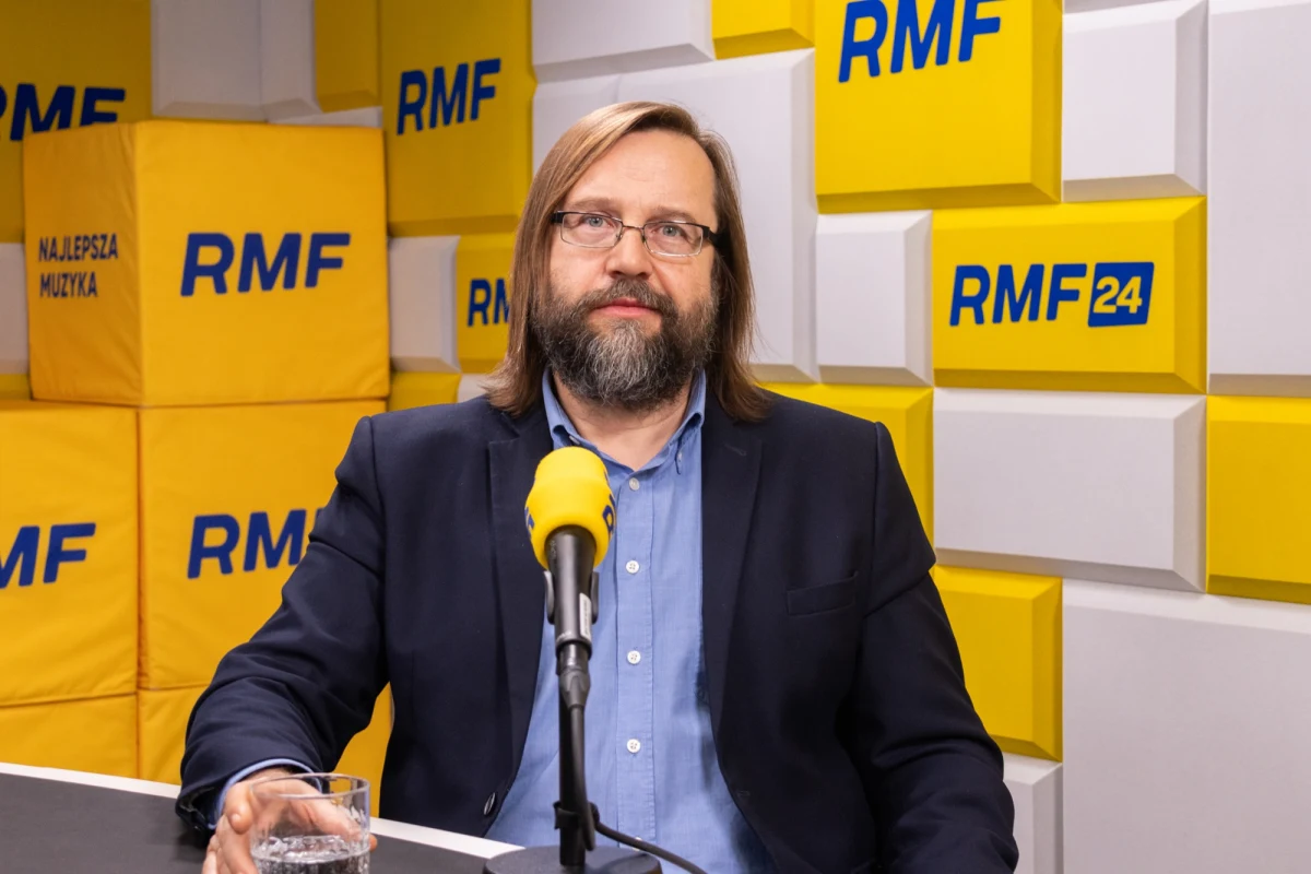 "Projekt ustawy wyposaża nas w możliwość skutecznej walki z patologiami, jeśli chodzi o umowy cywilno-prawne i jednoosobowe działalności gospodarcze" – mówił w Popołudniowej rozmowie w RMF FM szef Państwowej Inspekcji Pracy Marcin Stanecki. Urzędnik odniósł się tym samym do szykowanych zmian w prawie dot. warunków zatrudnienia. Działania kontrolera miałyby przynieść skutek już w czasie czynności kontrolnych. Stanecki poinformował, że analizowany miałby być realny sposób pracy, a nie teoretyczne zapisy umowy. Zapewnił też, że nowelizacja ustawy nie jest wymierzona w przedsiębiorców.