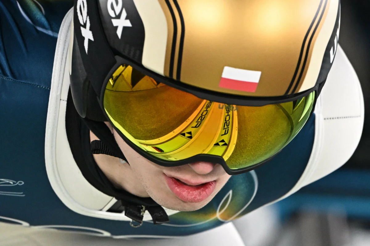 Kacper Tomasiak srebrnym medalistą olimpijskim w Predazzo! Zwyciężył Niemiec Philipp Raimund. Po brąz sięgnęli ex aequo Japończyk Ren Nikaido i Szwajcar Gregor Deschwanden. Paweł Wąsek i Kamil Stoch nie weszli do 2. serii. Medal na szyi 19-letniego Polaka zawiesiła Maja Włoszczowska.