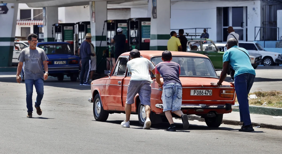Prezydent Meksyku Claudia Sheinbaum poinformowała, że jej kraj wstrzymał dostawy ropy na Kubę. Decyzja ta wynika z obaw przed możliwymi sankcjami ze strony Stanów Zjednoczonych. Meksyk stał się głównym dostawcą ropy na wyspę po tym, jak w grudniu ub.r., pod presją amerykańskiej blokady, eksportu surowca zaprzestała Wenezuela.