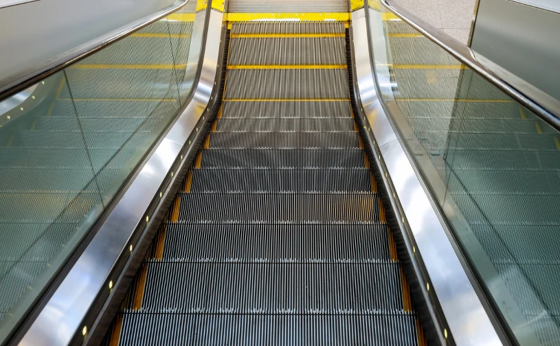 Przyszła tylko na zakupy. Utknęła w ruchomych schodach