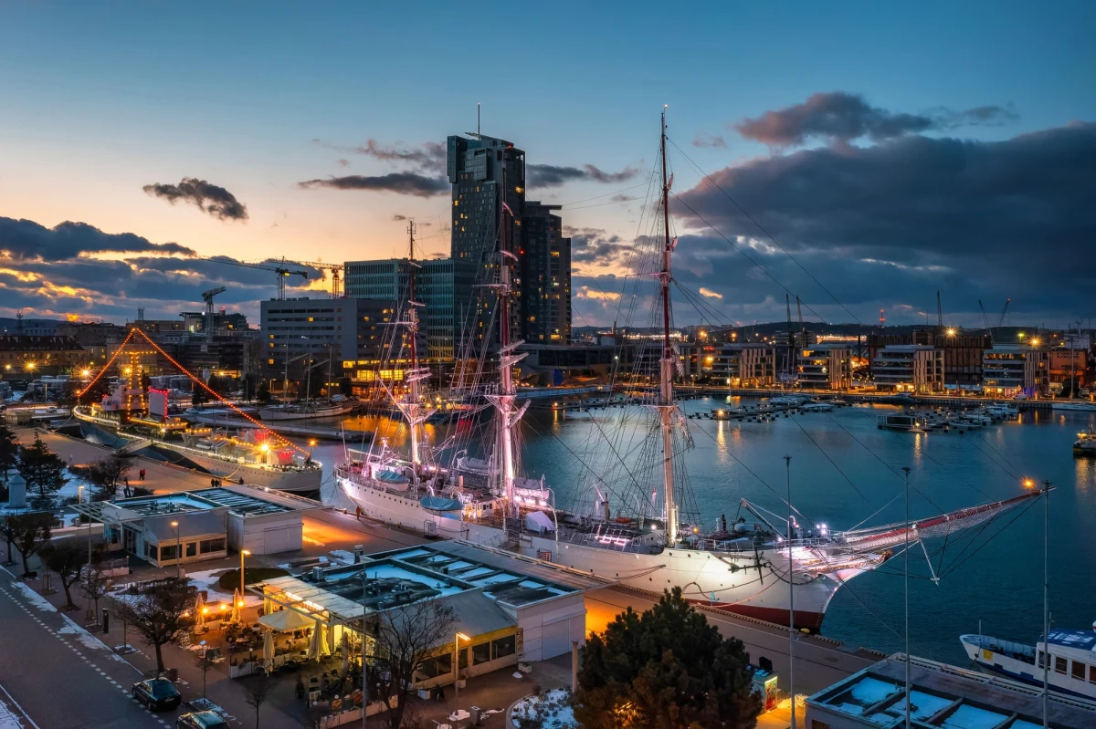 "Miasto, które było budowane na wzór amerykański. Nasza Ameryka, polska Kalifornia, polski Klondike" – tak o Gdyni sprzed stu lat opowiada RMF FM dr Marcin Szerle, kierownik Ośrodka Badań nad Gdynią z Muzeum Miasta Gdyni. Dziś trudno wyobrazić sobie polskie wybrzeże bez tego miasta, które stało się symbolem aspiracji, odwagi i nowoczesności II Rzeczypospolitej. 10 lutego 1926 roku Gdynia uzyskała prawa miejskie.