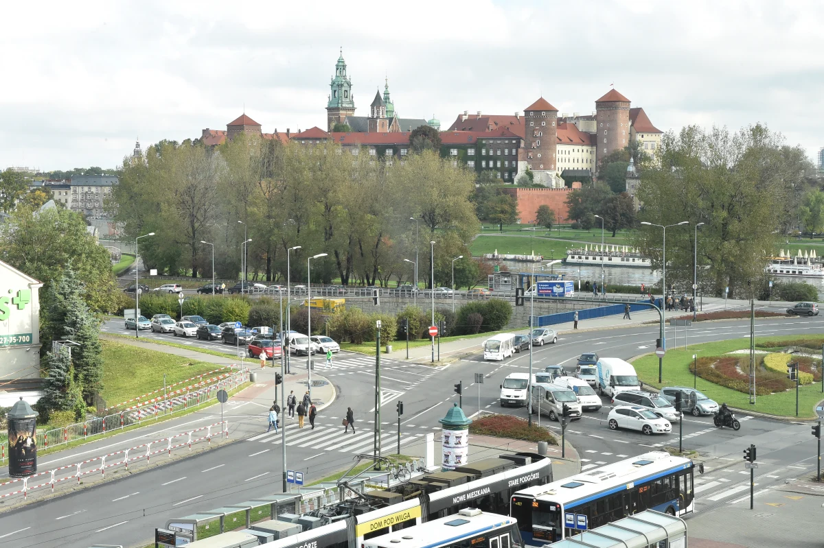 Od wiosny pasażerowie komunikacji miejskiej w Krakowie mogą spodziewać się istotnych zmian na jednym z kluczowych skrzyżowań w mieście. Magistrat zdecydował, że taksówki nie będą już mogły korzystać z buspasa prowadzącego na górę ronda Grunwaldzkiego od strony hotelu Forum. Nowe zasady mają poprawić płynność przejazdu autobusów miejskich i skrócić czas oczekiwania w korkach.