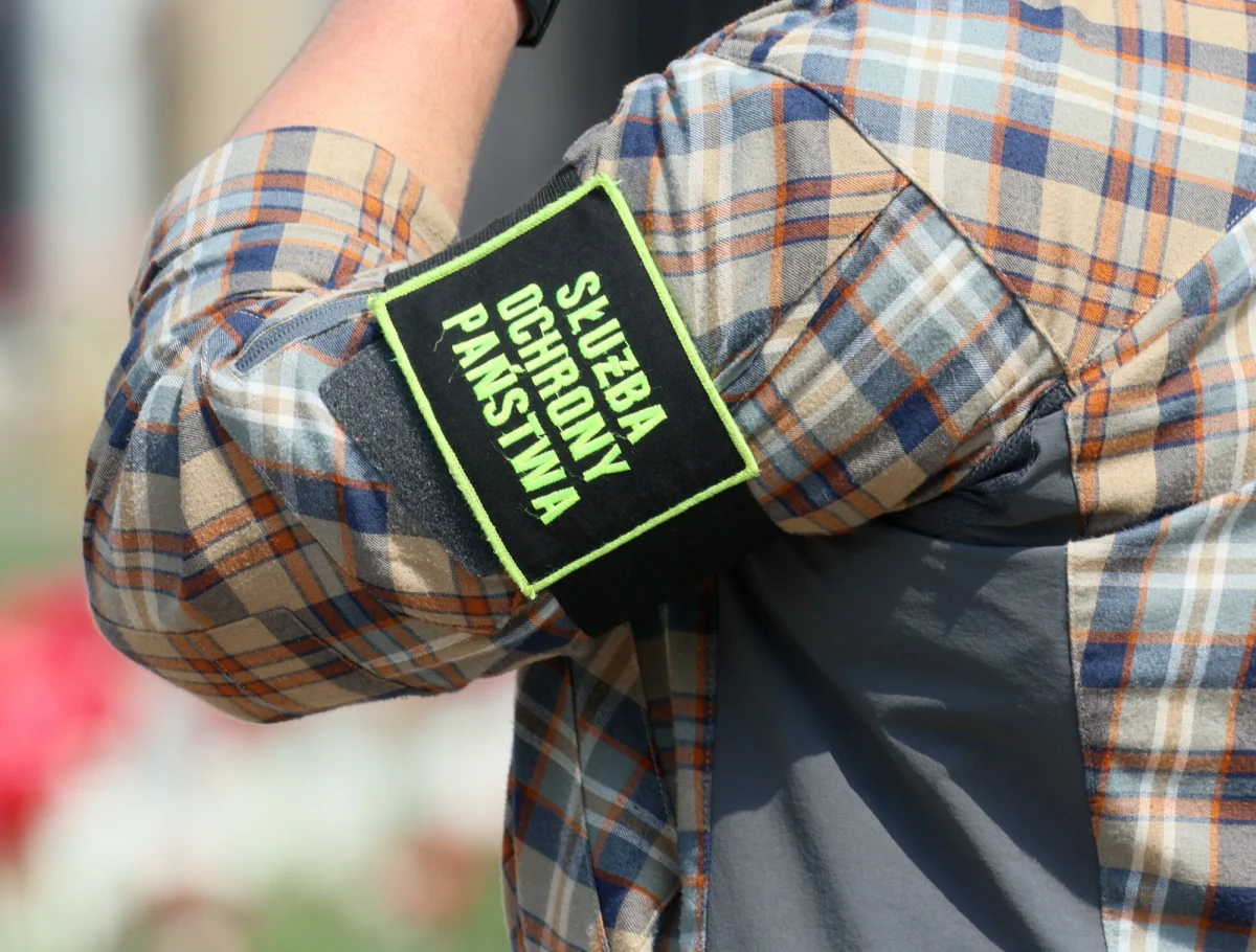 Funkcjonariusz Służby Ochrony Państwa, który zaatakował nożem swoją rodzinę, zabijając 4-letnią córkę, został wydalony ze służby - dowiedział się reporter RMF FM. Chodzi o tragedię rodzinną, do której doszło pod koniec stycznia w Ustce na Pomorzu. 43-latek ranił pięcioro członków swojej rodziny i siebie. Ta decyzja szefa SOP nie kończy jednak sprawy.