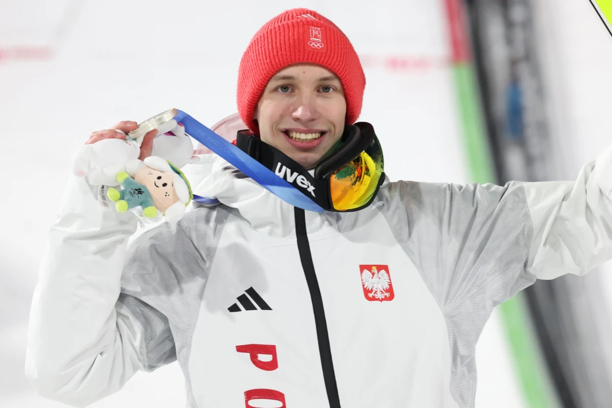 Kacper Tomasiak zdobył srebrny medal olimpijski w Predazzo. Dzięki niemu Polska ma pierwszy medal w igrzyskach olimpijskich 2026 we Włoszech. "Mamy fantastycznego skoczka na dekady" - powiedział w Rozmowie o 7:00 w Radiu RMF24 Apoloniusz Tajner, były trener polskich skoczków.