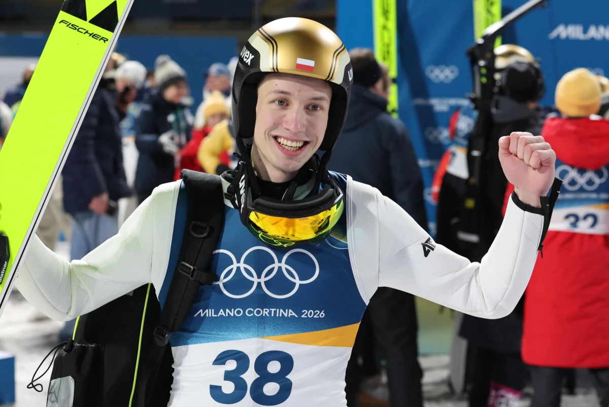 "To naprawdę przyjemne studiować na tej samej uczelni, co wicemistrz olimpijski" - mówią reporterowi RMF FM Maciejowi Sołtysowi studenci Akademii Kultury Fizycznej w Krakowie. To właśnie tam studiuje skoczek Kacper Tomasiak - zdobywca srebrnego medalu na Igrzyskach Olimpijskich w Predazzo. Dzięki niemu Polska ma pierwszy medal we Włoszech. 