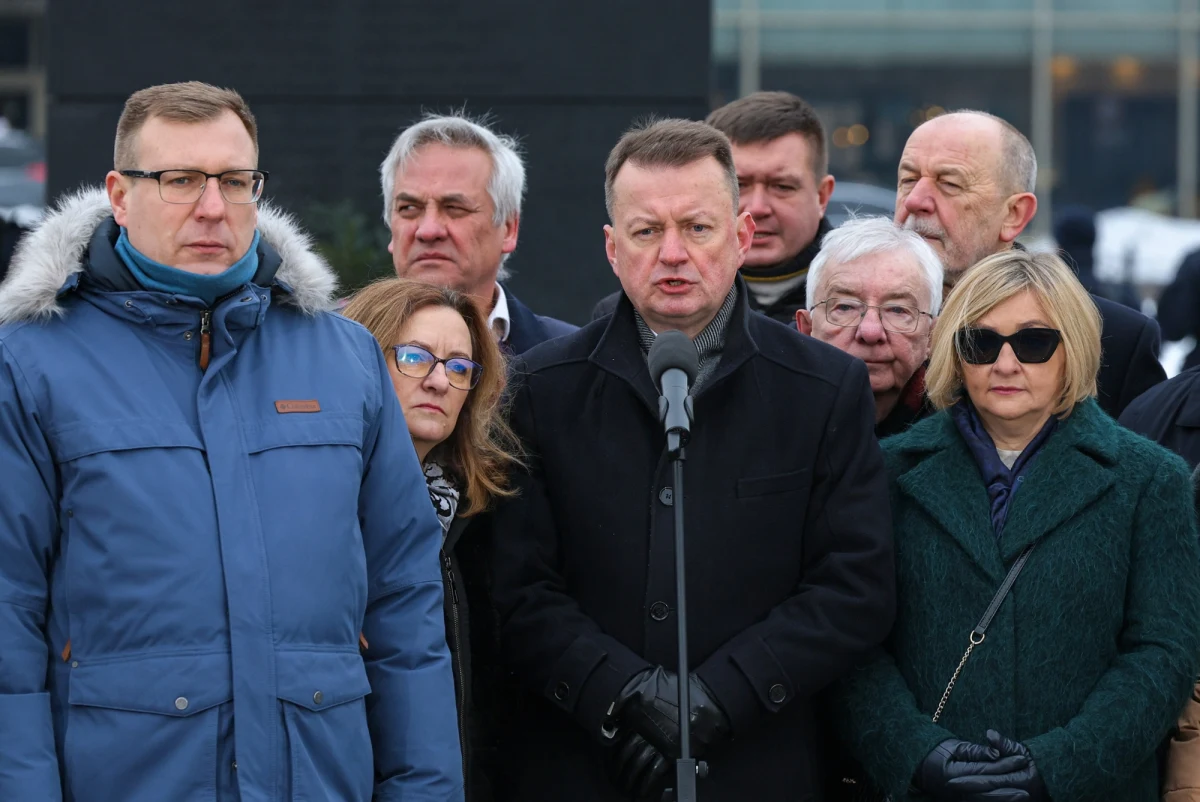 Mariusz Błaszczak nie przebierał w słowach na kolejnej miesięcznicy smoleńskiej. Wiceprezes PiS pod pomnikiem upamiętniającym ofiary katastrofy smoleńskiej na Placu Marszałka Józefa Piłsudskiego przeciwników politycznych nazwał "barbarzyńcami". Była to odpowiedź na słowo "kłamca", które skandował tłum.