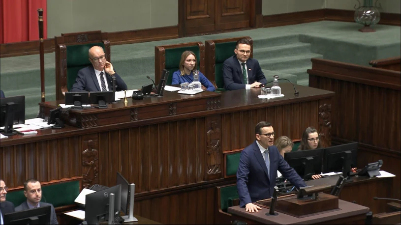 Gorąco w Sejmie, burza oklasków po słowach Morawieckiego. "Precz z komuną"