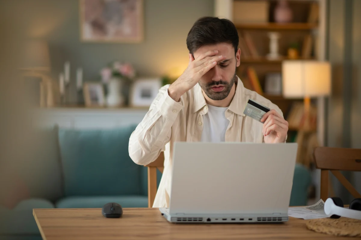 Narodowy Fundusz Zdrowia ostrzega przed kolejną falą oszustw internetowych. Przestępcy podszywają się pod NFZ, rozsyłając fałszywe wiadomości e-mail z obietnicą zwrotu kosztów leczenia. Celem jest wyłudzenie danych kart płatniczych i kradzież pieniędzy. Sprawdź, jak nie dać się nabrać.