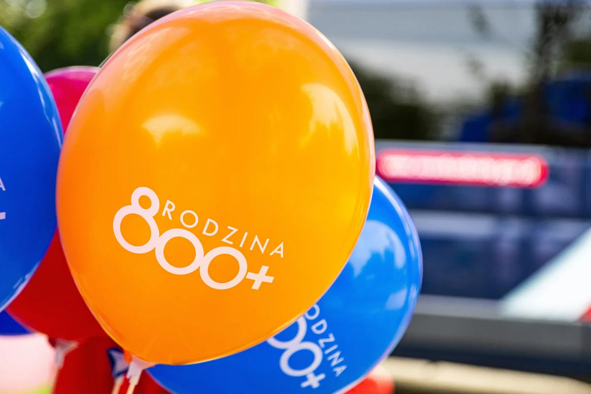 Od lutego rodzice mogą składać wnioski o świadczenie 800 plus na nowy okres rozliczeniowy. Aby zachować ciągłość wypłat, należy złożyć poprawnie wypełniony wniosek do końca kwietnia. Nowy okres świadczeniowy potrwa od 1 czerwca 2026 roku do 31 maja 2027 roku.