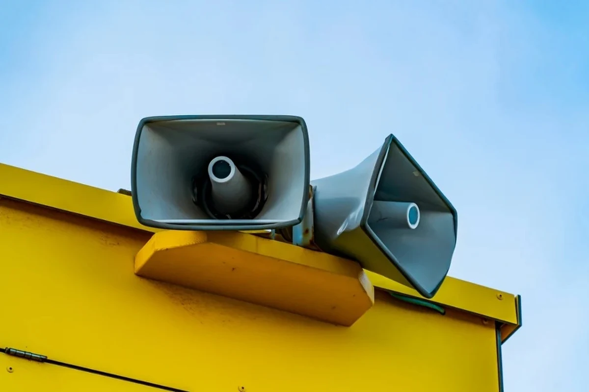 W środę 11 lutego, w godzinach 9:00-15:00, mieszkańcy Warszawy mogą usłyszeć głośne sygnały alarmowe w okolicach ulicy Żwirki i Wigury. Jak poinformował urząd województwa mazowieckiego, na terenie Dowództwa Generalnego Rodzaju Sił Zbrojnych odbędzie się treningowe uruchomienie syreny alarmowej.