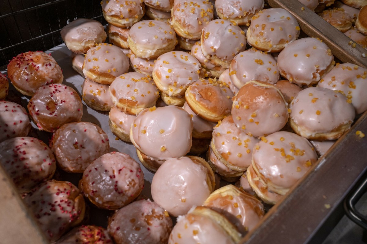 Cena pączka w 2026 roku: Koszt spadł, ale w sklepie zapłacimy więcej. Dlaczego?