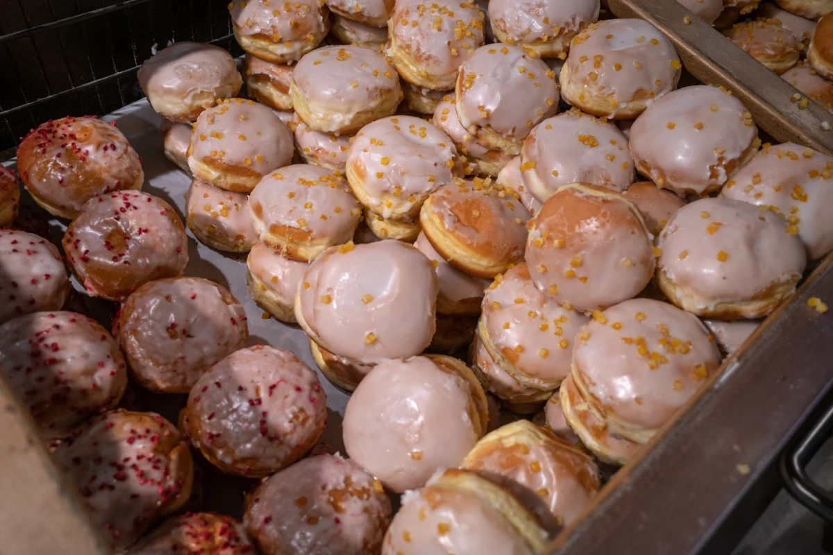 Koszt bazowych składników pączka spadł w styczniu 2026 r. Dlaczego więc klienci nie widzą obniżek na sklepowych półkach? Eksperci BNP Paribas w analizie zatytułowanej "Ekonomia pączka 2026" sprawdzili, ile w 2026 roku kosztować będzie ta słodka przyjemność.