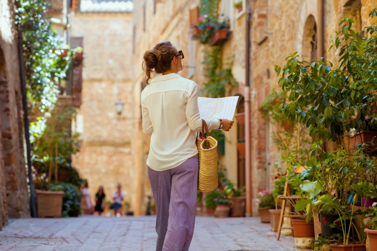 Elitarne Stowarzyszenie "Najpiękniejsze Wioski Włoch" ogłosiło właśnie siedem nowych miejsc, które dołączyły do grona najpiękniejszych zakątków Italii. Wśród wyróżnionych znalazły się malownicze wioski nad jeziorem Garda, winiarskie perły Emilii-Romanii i urokliwe miasteczka z południa kraju. Sprawdź, które miejscowości zdobyły prestiżowy tytuł i czym zachwycają!