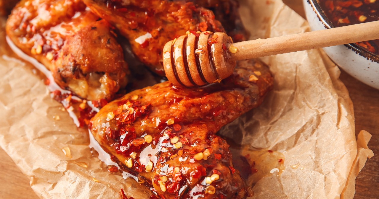 Dodaj ten składnik do miodu, a stworzysz genialny sos. Pasuje do pizzy i kurczaka