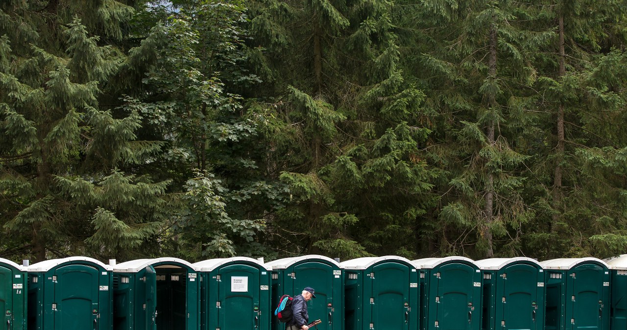 Turysta wytknął TPN "upokarzające" toi toie. Park odpowiada na zarzuty
