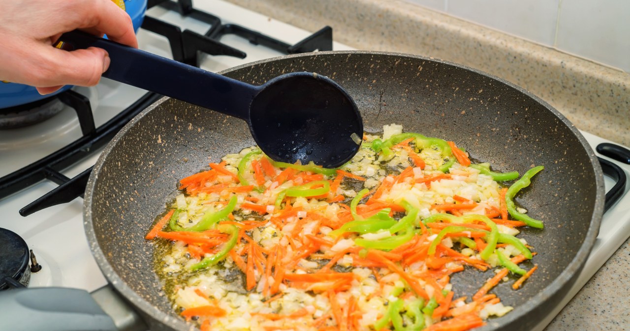 Pierwsze minuty na patelni decydują. To zdrowszy sposób na pyszne warzywa