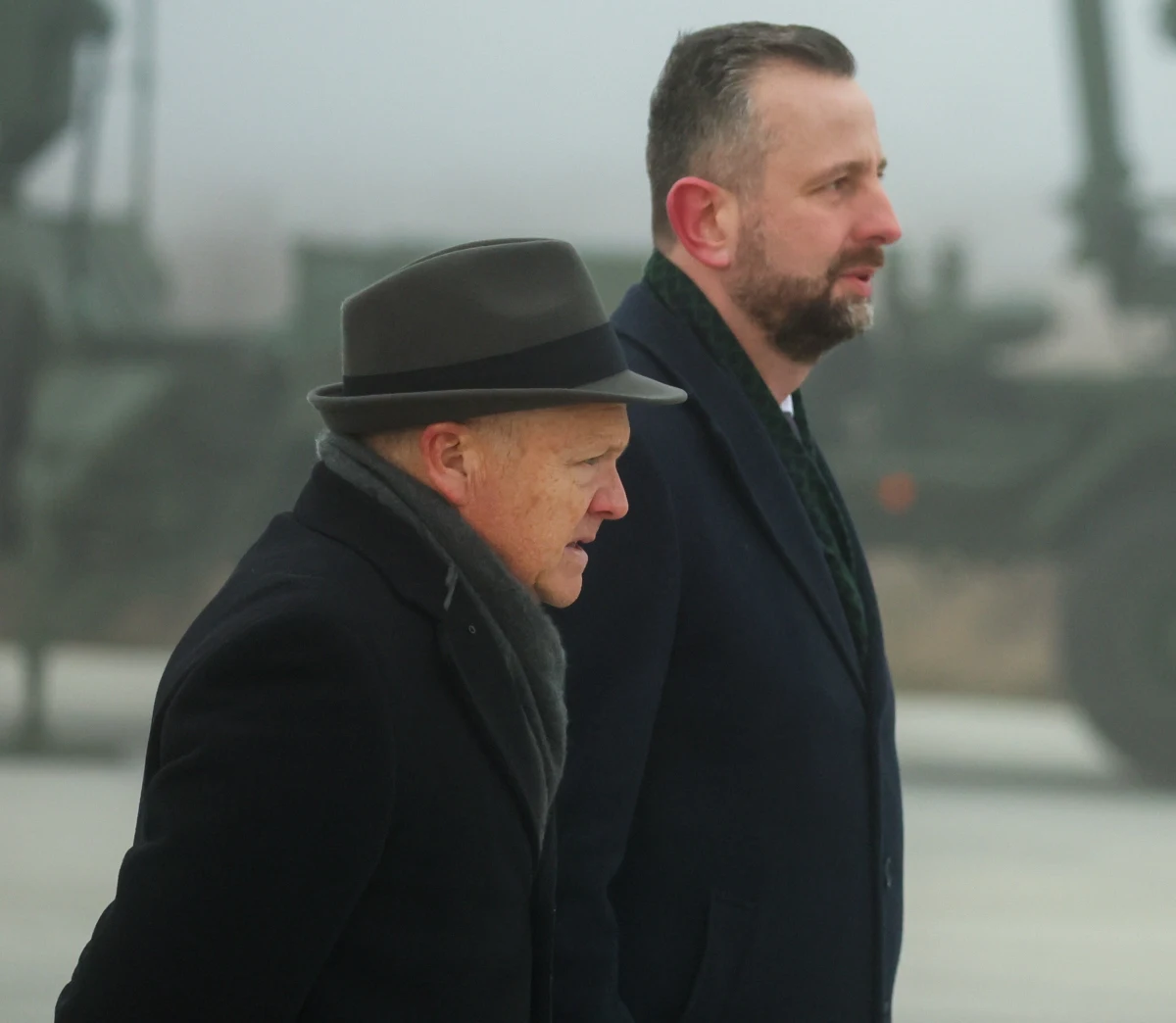 ​Minister obrony narodowej Władysław Kosiniak-Kamysz po spotkaniu z ambasadorem Stanów Zjednoczonych w Polsce Thomasem Rosem, zapewnił opinię publiczną w Polsce o dobrych relacjach między Warszawą a Waszyngtonem. "Rozmowa potwierdziła, że nasza współpraca na rzecz bezpieczeństwa nie ulegnie żadnej zmianie" - podkreślił we wtorek wicepremier i szef resortu obrony. Wypowiedzi amerykańskiego dyplomaty, jakie wystosował w ostatnim czasie pod adresem marszałka Sejmu Włodzimierza Czarzastego, odbiły się szerokim echem nie tylko w Polsce. 