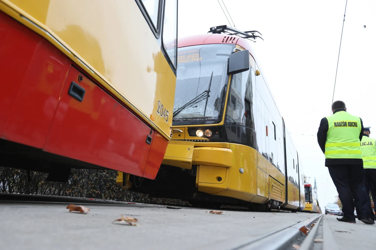 We wtorek po południu na warszawskich Bielanach doszło do zderzenia dwóch tramwajów, wskutek czego jeden skład się wykoleił. Stołeczna policja przekazała, że wskutek wypadku do szpitala trafiło 10 osób, w tym dwóch motorniczych. 