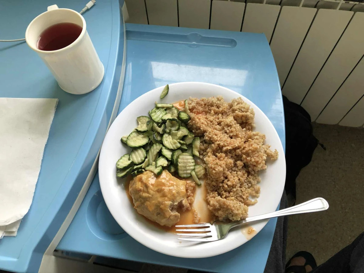 Zakończenie pilotażu programu "Dobry posiłek w szpitalu" było przyczynkiem do burzliwej debaty na wtorkowych obradach sejmowej Komisji Zdrowia. Uczestniczyli w niej posłowie, przedstawiciele resortu zdrowia i strony społecznej. O "zamachu na talerze pacjentów" mówiła opozycja. Finansowanie posiłków w ramach ogólnej wyceny świadczeń zapowiedział NFZ.