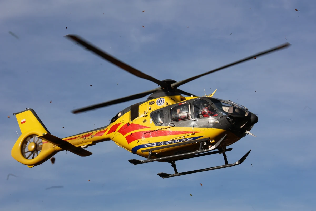 14-latka zmarła z powodu zatrucia tlenkiem węgla w jednym z mieszkań przy ul. Jabłonkowskiej w Krakowie. Dziewczyna została znaleziona nieprzytomna w łazience w środę rano. Na miejscu lądował śmigłowiec LPR.